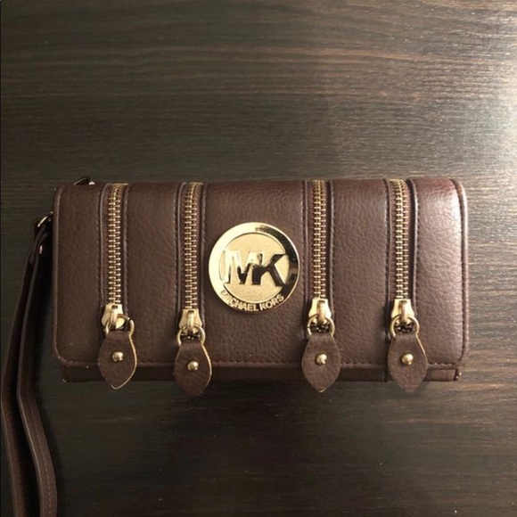 Beautiful Micheal Kors wallet. - Picture 1 of 2